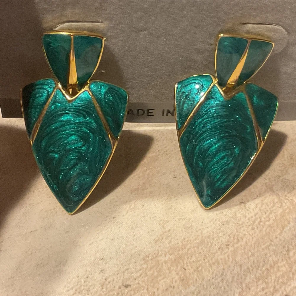 Dangle Earrings pierced green enamel goldtone new 2.5” long vintage